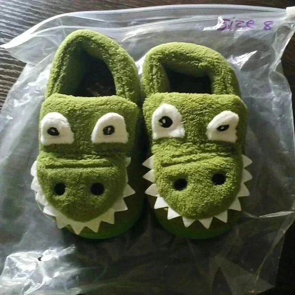 Toddler size 8..green croc slippers .hypoallergenic.. - Picture 1 of 4